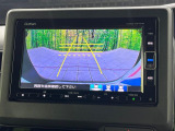 【バックカメラ】駐車時に後方がリアルタイム映像で確認できます。大型商業施設や立体駐車場での駐車時や、夜間のバック時に大活躍!運転スキルに関わらず、今や必須となった装備のひとつです!