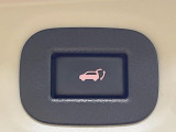 【パワーバックドア】スマートキーや運転席のボタンを押すだけでリアゲートが自動で開閉します!荷物を持っている時や、高い位置にあるバックドアを閉める際に便利な機能です♪