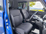 運転席のシートはホールド性に優れ疲れませんよ!