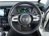 【Honda SENSING】 カメラ等装置で精度の高い検知能力を発揮、安全運転を支援します。ステアリング上のコントローラーに注目!