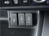 使いやすい場所にUSB充電端子を2か所装備。2.5A対応です、ここ重要!