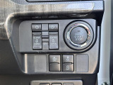 【両側パワースライドドア(ウェルカムオープン機能)】降車時にスイッチで予約しておけば、乗車時にアクセスキーを持ってクルマに近づくだけで、パワースライドドアが自動で解錠しオープンします!