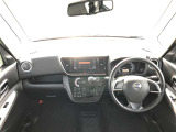 インパネ全体の写真で見た目もわかりやすく、使いやすいお車です。