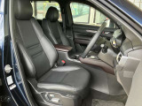 細部まで丁寧に仕立てられた本革のドライビングシート。体重の過重を分散し腰への負荷を軽減してくれます。