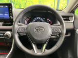 インテリアに合わせたデザインのステアリングは、運転される方のことも考え、運転しやすい形状、大きさです。是非一度、実際に触ってお確かめください。