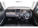 操作性に優れた運転席となります!小物入れや各ボタンの配置にこだわり、使いやすいです!座り心地もよく視認性も良好なのでロングドライブもお任せ下さい!
