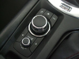 マツダコネクトを操作するコマンダーコントロールです。運転中に自然と手の触れる位置に配置されています。