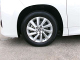 16インチ純正アルミホイール。路面に近いホイール部分は特に目立ちますし、車のイメージも大きく変わりますよ!