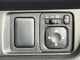 【電動格納ミラー】サイドミラーは電動格納式となっており、狭い駐車場でもキズがつくリスクを抑えられます。