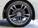 【BMWアロイホイル】軽量かつ強度に拘ったアロイホイル。走行性能ポテンシャルを引き出す設計。車の足元を引き締めてくれる大きなポイントはアロイホイルです。