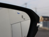 ブラインドスポットインフォメーション付きで後方の車を感知してくれます!