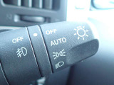 オートライト機能が装備されており暗い場所に入ると車両が検知しライトのON・OFFを自動的に切り替えてくれますので非常に便利な装備です♪
