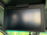 【フリップダウンモニター】大画面モニターで後席でもエンタメをお楽しみいただけます。小さなお子様にも大人気の装備です♪