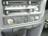 2WD-4WDの切り替えはエアコン操作パネル下部のスイッチで行います