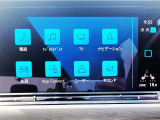 タッチ&スワイプ式のディスプレイ。各種アイコン等も大き目で見やすく、スマートフォン感覚で直感的な操作が可能です。手をかざして操作するジェスチャーコントロール機能も搭載。