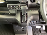 足元スッキリ、インパネシフトです。パーキングブレーキはフットブレーキタイプなので、運転席と助手席の間がスッキリしています。