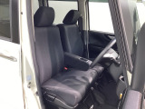 運転席、助手席☆ともにゆとりのある空間となっております♪