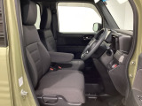 座面も厚みがあり背もたれも高く、広い足元にゆったり座れるシートです。運転席と助手席の間が空いている為、助手席側への移動がスムーズです。交通量の多い道でも助手席側から乗り降りができます。
