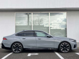 オリジナル・サービスもついたBMW自動車保険も取り扱っております。BMW自動車保険にご加入いただくと、万一のトラブルを24時間365日サポートするエマージェンシー・サービスの〈プレミアム〉をご利用いただけます。