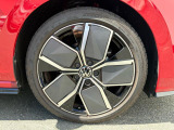 R-Line専用デザインの18インチアルミホイール(225/40R18)
