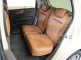 家族やご友人とBBQに行くとき、楽しさは道中の車内から始まっています!このベンチシートに座って、みんなで和気あいあい盛り上がりましょう!