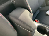 アームレストあると運転中便利です。