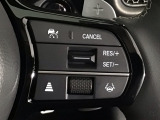 【アダプティブ・クルーズ・コントロール】予め設定した車速内でクルマが自動的に加減速。 前走車との適切な車間距離を維持しながら追従走行し、高速道路でのドライバーの疲労を軽減してくれる嬉しい機能付♪