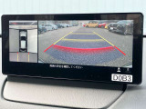360度ビューカメラを搭載。4方の小型カメラの映像を処理し、車両真上からの映像に変換しています。