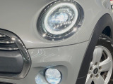 ●LEDヘッドライト:夜間走行時も良好な視界を確保し安心して運転できる高輝度LEDヘッドライトを装備!点灯速度が早く、消費電力も抑えられています。
