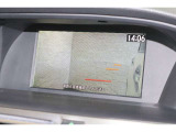 サイドカメラミラーシステム搭載!車両の左側面のカメラを使用して、左の後方視界の映像を車内の画面に表示することができます。