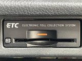 【ETC】有料道路を利用する際に料金所で停止することなく通過できる、ETC車載器(ノンストップ自動料金収受システム機器)が装備されています。セットアップを行うことで利用可能になります。