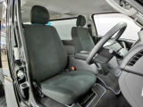 運転席側からの前席ビューです。内装色はブラック系ですので汚れも目立ちにくいです♪