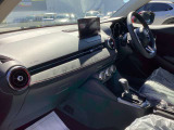助手席側はインパネを伸ばしつつ、前下がりのダッシュボードにすることで、運転席のコクピット感と逆のアプローチで開放感を出すアシンメトリックな設計になっています。