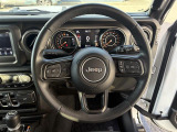 革巻きのステアリングハンドル!JEEPロゴがおしゃれでかわいいです。ハンドルヒーターも装備されております。
