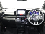 操作性に優れた運転席となります!小物入れや各ボタンの配置にこだわり、使いやすいです!座り心地もよく視認性も良好なのでロングドライブもお任せ下さい!