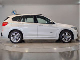 【BMWの伝統-3】BMWのお車は、“駆け抜ける歓び”を体現しております。走行の安定性とコーナリングの良さを追求し、思い通りにハンドルの操作可能です。