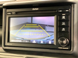 リバースギアに入れるだけで後方の表示へ切り替わります。夜間や雨の日の駐車も楽になりますよ。