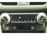 【オートエアコン】一度お好みの温度に設定すれば、車内の温度を検知し風量や温度を自動で調整。暑い…寒い…と何度もスイッチ操作をする必要はありません。快適な車内空間には必須の機能ですね