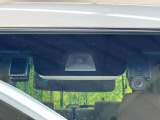 【ホンダセンシング】走行中に前方の車両等を認識し、衝突しそうな時は警報とブレーキで衝突回避と被害軽減をアシスト。より安全にドライブをお楽しみいただけます。