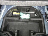 パンク修理剤とエアーポンプのセットです。スペアタイヤは装備していませんが空いたスペースを小物入れとして使用できます
