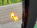 【後方車輛検知】走行中、ドアミラーの死角になりやすい箇所に後続車が接近するとサイドミラー付近に警告を表示、ドライバーに注意喚起をしてくれます。