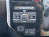 【オートエアコン】一度お好みの温度に設定すれば、車内の温度を検知し風量や温度を自動で調整。暑い…寒い…と何度もスイッチ操作をする必要はありません。快適な車内空間には必須の機能ですね♪