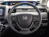 【Honda SENSING】 カメラ等装置で精度の高い検知能力を発揮、安全運転を支援します。ステアリング上のコントローラーに注目!