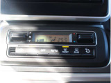 オートエアコンのお車ですので室内の温度をスムーズに調整してくれます♪
