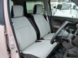 ベンチシートですので、状況に合わせて運転席側、助手席側から乗降りできます。体全体を包み込むようなおおらかなデザイン。ふっくらとした厚みでほどよく沈み込み、乗る人の姿勢を安定させてくれるシートです。