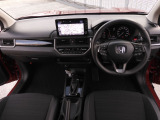 視界広々で非常に運転しやすくロングドライブでも疲れを感じさせないすっきりとまとまったインパネ周りです。