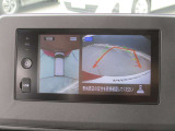アラウンドビューモニターも装備しております。ご覧のように車体を真上か見たような映像なので、車庫入れの苦手なお客様ももうご心配いりません。