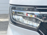 【LEDヘッドライト】悪天候や夜間走行時も良好な視界を確保し安心して運転できる高輝度LEDヘッドライトを装備!点灯速度が早く、消費電力も抑えられています。