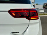 LEDテールランプ(ダイナミックターンインジケーター付き)特徴的な配光パターンによって後続車からの視認性が高まり、万一の追突の危険性を軽減します。