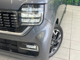 【LEDヘッドライト】悪天候や夜間走行時も良好な視界を確保し安心して運転できる高輝度LEDヘッドライトを装備!点灯速度が早く、消費電力も抑えられています。
